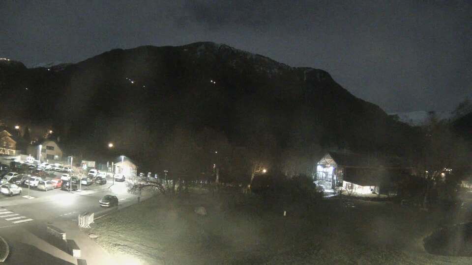 <h2>Webcam au niveau de la mairie du village du Bourg d'Oisans, aux pieds de l'Alpe d'Huez et aux portes du parc des Écrins</h2>