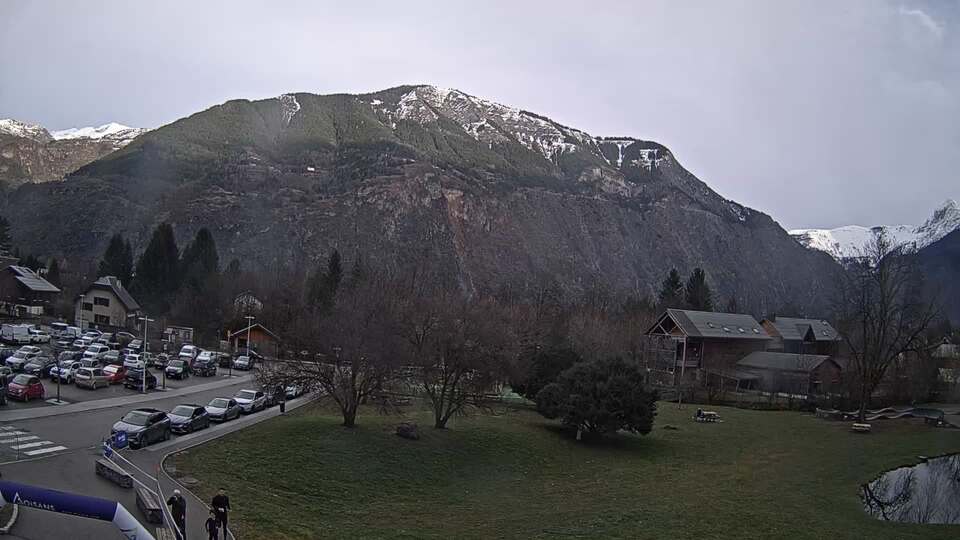 <h2>Webcam au niveau de la mairie du village du Bourg d'Oisans, aux pieds de l'Alpe d'Huez et aux portes du parc des Écrins</h2>