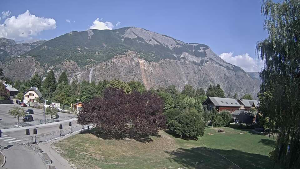 <h2>Webcam au niveau de la mairie du village du Bourg d'Oisans, aux pieds de l'Alpe d'Huez et aux portes du parc des Écrins</h2>
