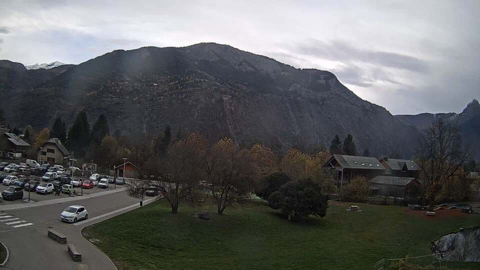 <h2>Webcam au niveau de la mairie du village du Bourg d'Oisans, aux pieds de l'Alpe d'Huez et aux portes du parc des Écrins</h2>