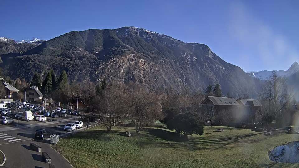 <h2>Webcam au niveau de la mairie du village du Bourg d'Oisans, aux pieds de l'Alpe d'Huez et aux portes du parc des Écrins</h2>