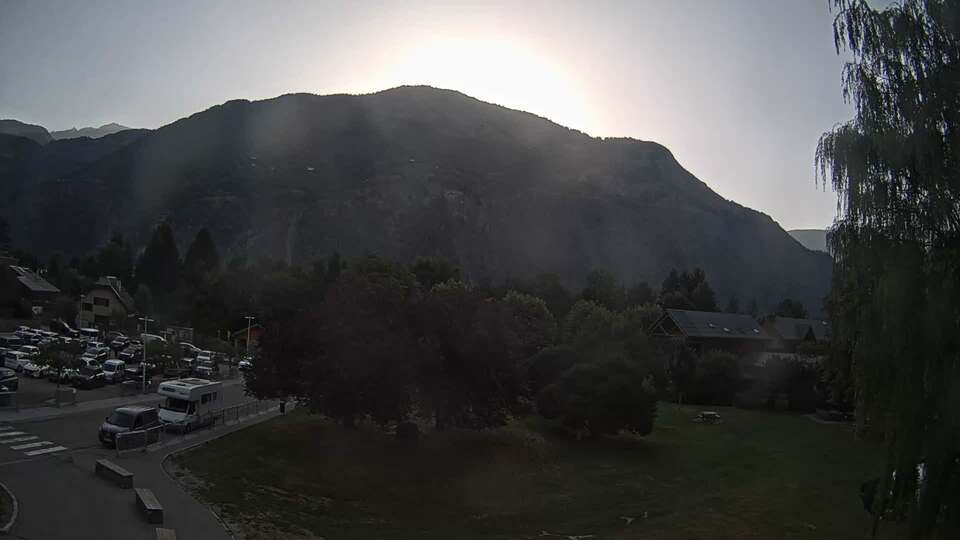 <h2>Webcam au niveau de la mairie du village du Bourg d'Oisans, aux pieds de l'Alpe d'Huez et aux portes du parc des Écrins</h2>