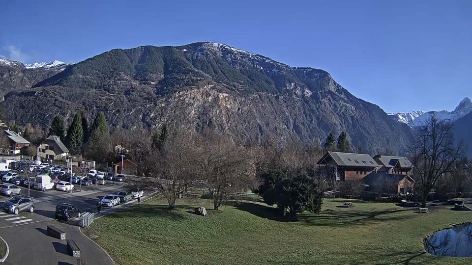 <h2>Webcam au niveau de la mairie du village du Bourg d'Oisans, aux pieds de l'Alpe d'Huez et aux portes du parc des Écrins</h2>