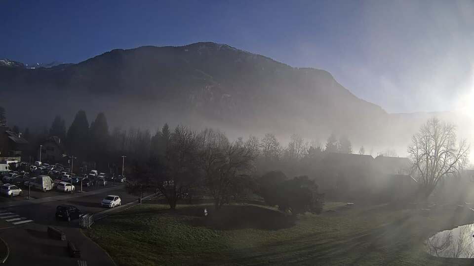 <h2>Webcam au niveau de la mairie du village du Bourg d'Oisans, aux pieds de l'Alpe d'Huez et aux portes du parc des Écrins</h2>