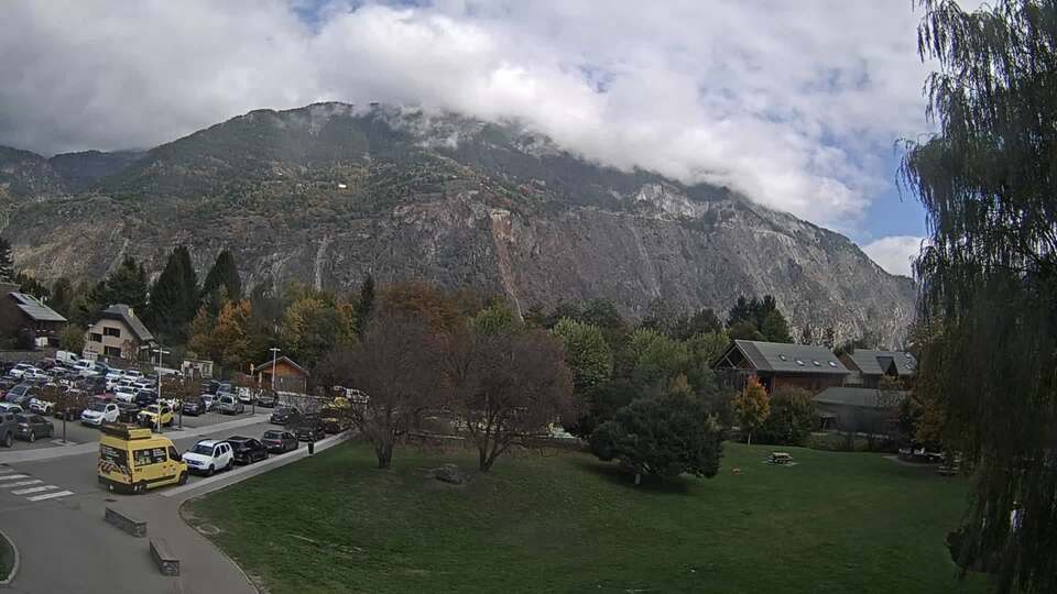 <h2>Webcam au niveau de la mairie du village du Bourg d'Oisans, aux pieds de l'Alpe d'Huez et aux portes du parc des Écrins</h2>