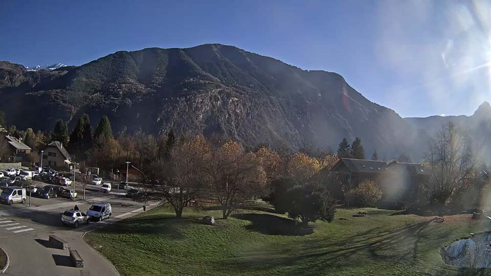 <h2>Webcam au niveau de la mairie du village du Bourg d'Oisans, aux pieds de l'Alpe d'Huez et aux portes du parc des Écrins</h2>
