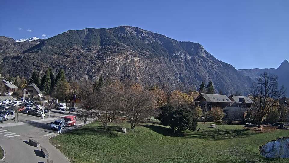 <h2>Webcam au niveau de la mairie du village du Bourg d'Oisans, aux pieds de l'Alpe d'Huez et aux portes du parc des Écrins</h2>