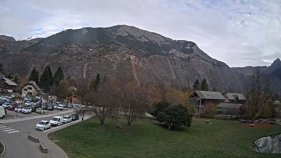 <h2>Webcam au niveau de la mairie du village du Bourg d'Oisans, aux pieds de l'Alpe d'Huez et aux portes du parc des Écrins</h2>