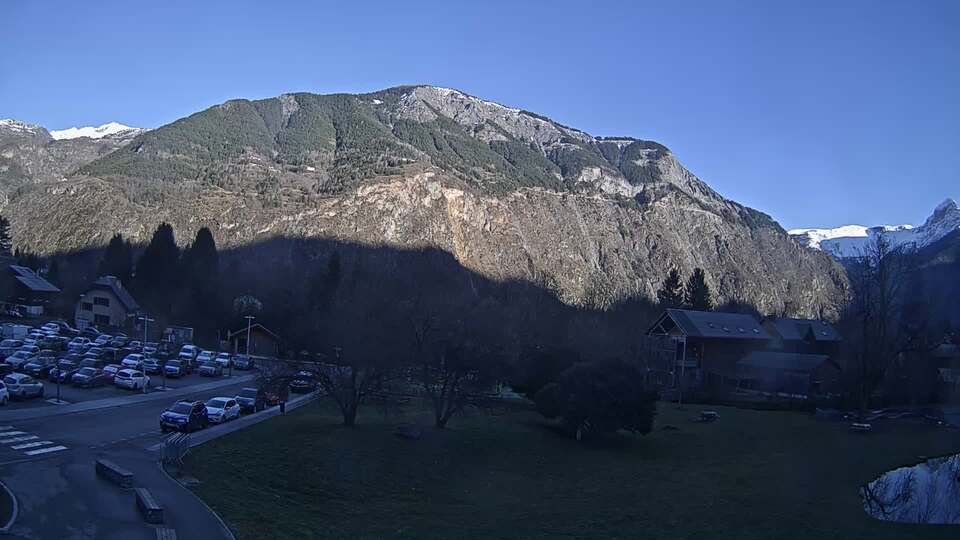 <h2>Webcam au niveau de la mairie du village du Bourg d'Oisans, aux pieds de l'Alpe d'Huez et aux portes du parc des Écrins</h2>