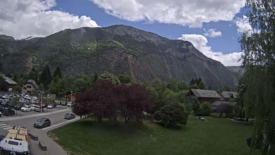 <h2>Webcam au niveau de la mairie du village du Bourg d'Oisans, aux pieds de l'Alpe d'Huez et aux portes du parc des Écrins</h2>