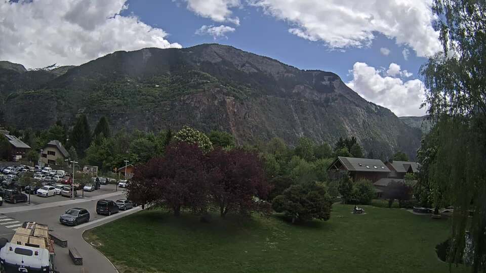 <h2>Webcam au niveau de la mairie du village du Bourg d'Oisans, aux pieds de l'Alpe d'Huez et aux portes du parc des Écrins</h2>