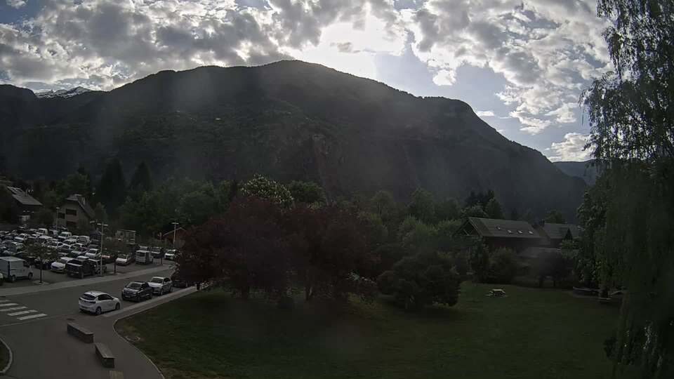 <h2>Webcam au niveau de la mairie du village du Bourg d'Oisans, aux pieds de l'Alpe d'Huez et aux portes du parc des Écrins</h2>