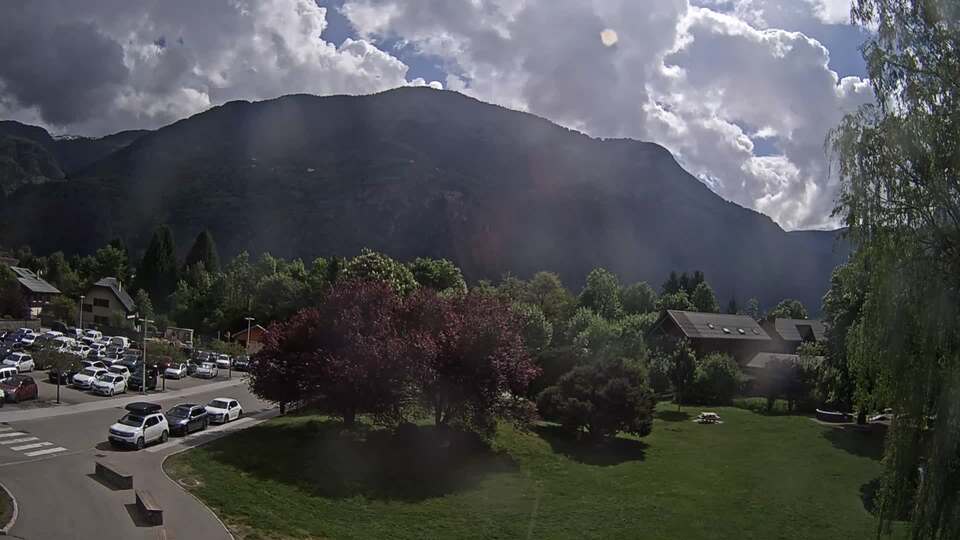 <h2>Webcam au niveau de la mairie du village du Bourg d'Oisans, aux pieds de l'Alpe d'Huez et aux portes du parc des Écrins</h2>