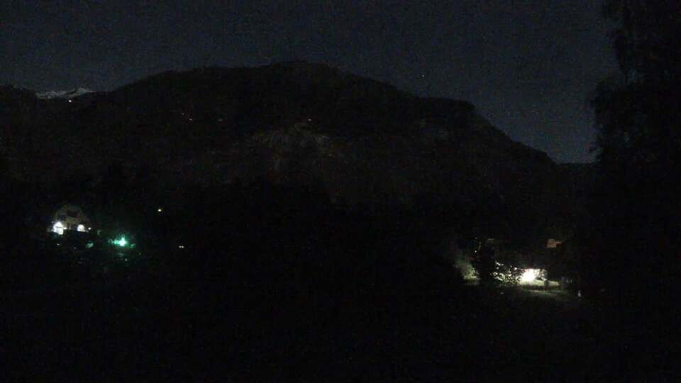 <h2>Webcam au niveau de la mairie du village du Bourg d'Oisans, aux pieds de l'Alpe d'Huez et aux portes du parc des Écrins</h2>