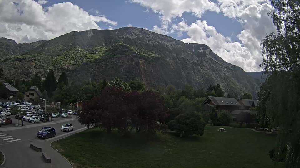 <h2>Webcam au niveau de la mairie du village du Bourg d'Oisans, aux pieds de l'Alpe d'Huez et aux portes du parc des Écrins</h2>