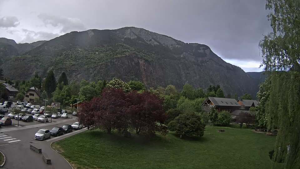 <h2>Webcam au niveau de la mairie du village du Bourg d'Oisans, aux pieds de l'Alpe d'Huez et aux portes du parc des Écrins</h2>