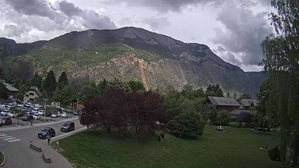 <h2>Webcam au niveau de la mairie du village du Bourg d'Oisans, aux pieds de l'Alpe d'Huez et aux portes du parc des Écrins</h2>