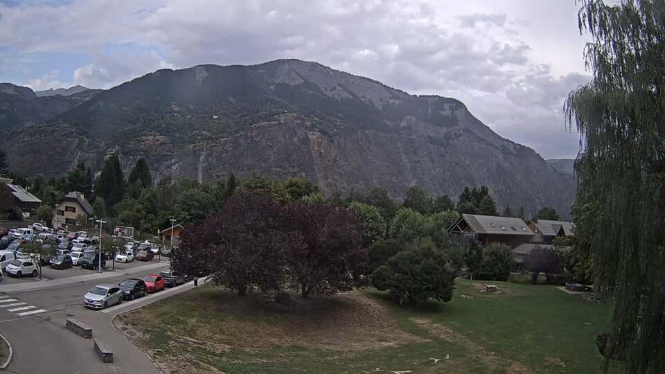 <h2>Webcam au niveau de la mairie du village du Bourg d'Oisans, aux pieds de l'Alpe d'Huez et aux portes du parc des Écrins</h2>