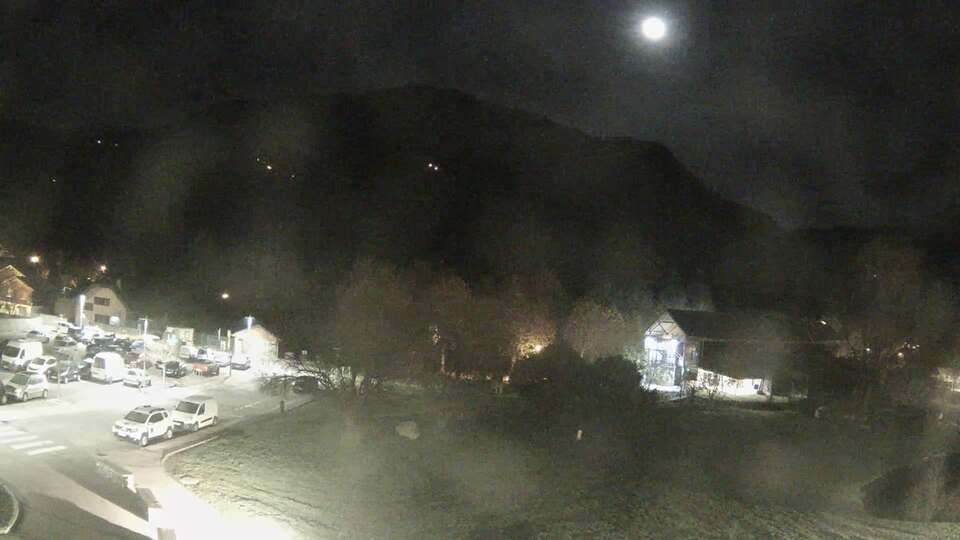 <h2>Webcam au niveau de la mairie du village du Bourg d'Oisans, aux pieds de l'Alpe d'Huez et aux portes du parc des Écrins</h2>