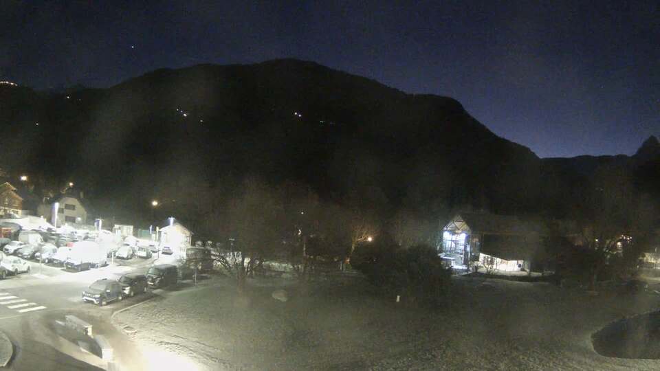 <h2>Webcam au niveau de la mairie du village du Bourg d'Oisans, aux pieds de l'Alpe d'Huez et aux portes du parc des Écrins</h2>
