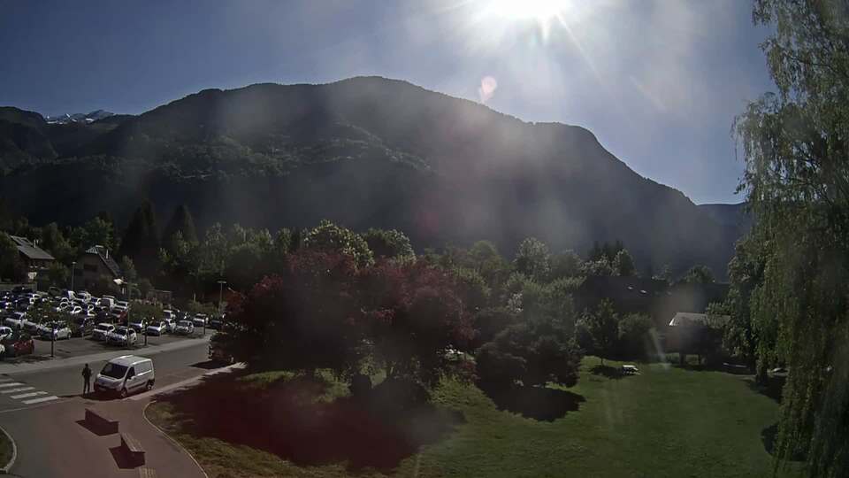 <h2>Webcam au niveau de la mairie du village du Bourg d'Oisans, aux pieds de l'Alpe d'Huez et aux portes du parc des Écrins</h2>