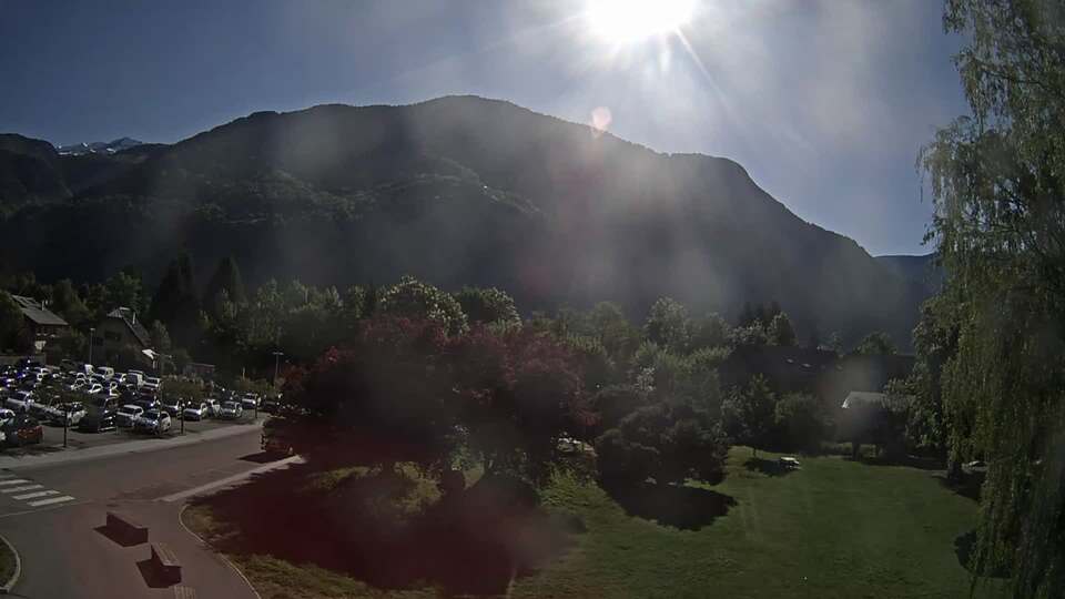<h2>Webcam au niveau de la mairie du village du Bourg d'Oisans, aux pieds de l'Alpe d'Huez et aux portes du parc des Écrins</h2>