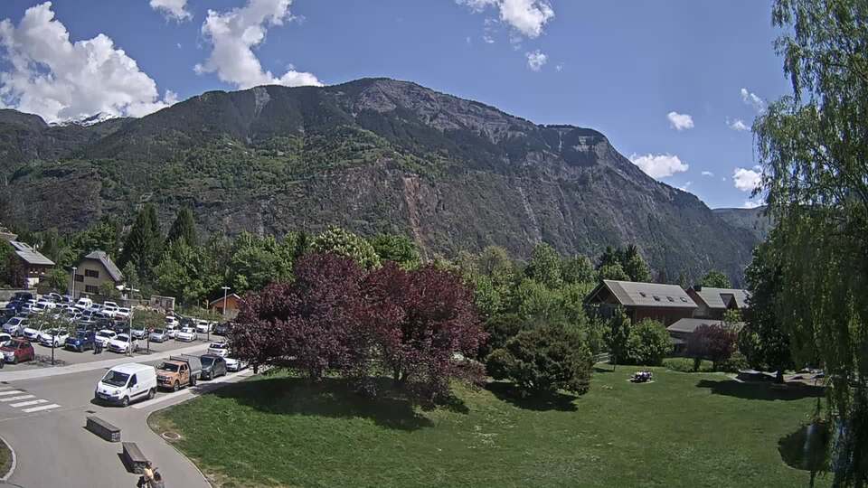 <h2>Webcam au niveau de la mairie du village du Bourg d'Oisans, aux pieds de l'Alpe d'Huez et aux portes du parc des Écrins</h2>
