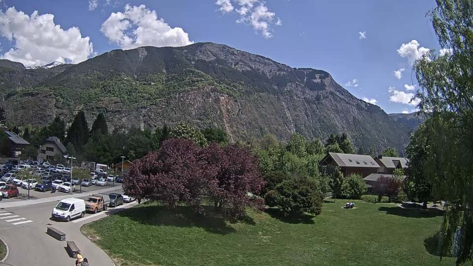 <h2>Webcam au niveau de la mairie du village du Bourg d'Oisans, aux pieds de l'Alpe d'Huez et aux portes du parc des Écrins</h2>