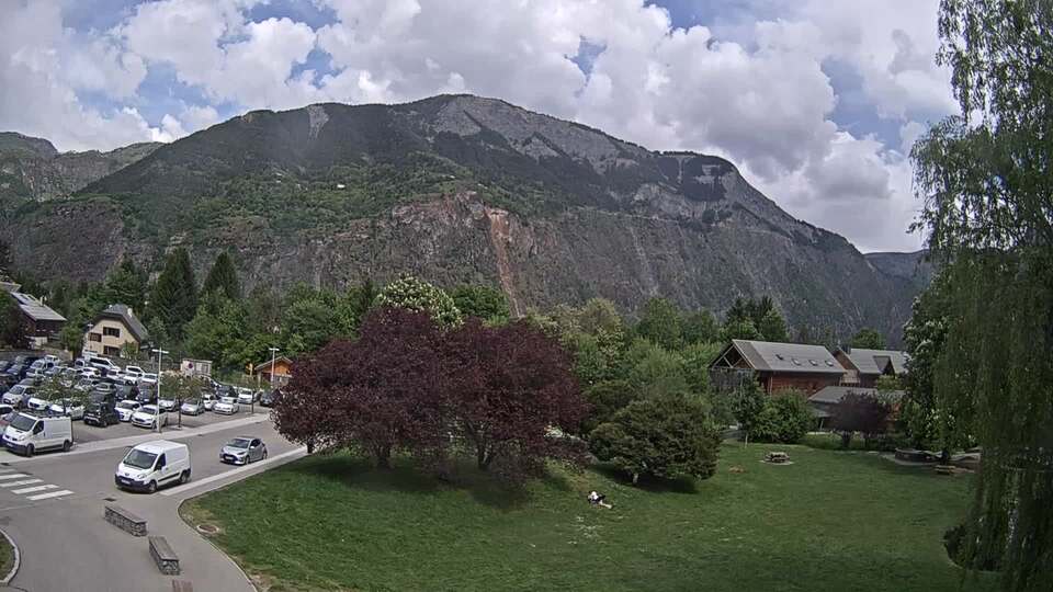 <h2>Webcam au niveau de la mairie du village du Bourg d'Oisans, aux pieds de l'Alpe d'Huez et aux portes du parc des Écrins</h2>