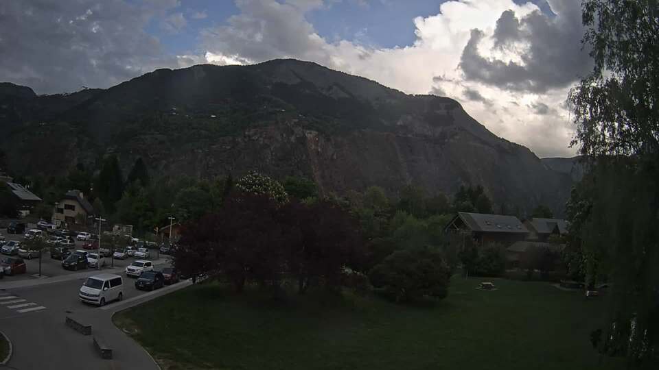 <h2>Webcam au niveau de la mairie du village du Bourg d'Oisans, aux pieds de l'Alpe d'Huez et aux portes du parc des Écrins</h2>
