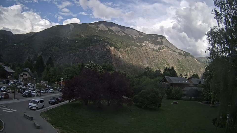<h2>Webcam au niveau de la mairie du village du Bourg d'Oisans, aux pieds de l'Alpe d'Huez et aux portes du parc des Écrins</h2>