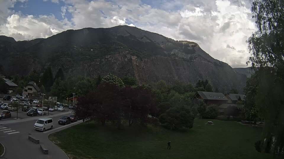 <h2>Webcam au niveau de la mairie du village du Bourg d'Oisans, aux pieds de l'Alpe d'Huez et aux portes du parc des Écrins</h2>