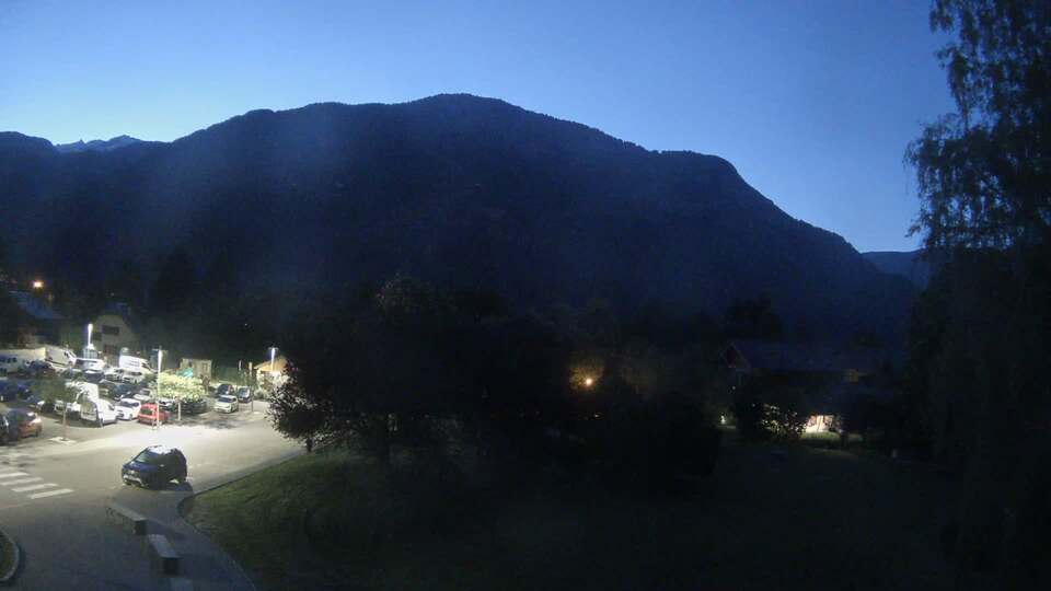 <h2>Webcam au niveau de la mairie du village du Bourg d'Oisans, aux pieds de l'Alpe d'Huez et aux portes du parc des Écrins</h2>
