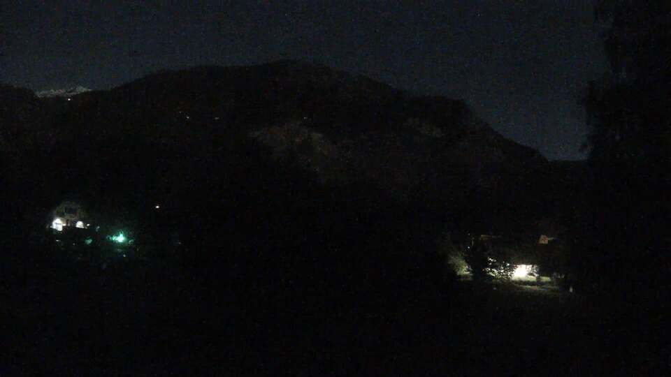 <h2>Webcam au niveau de la mairie du village du Bourg d'Oisans, aux pieds de l'Alpe d'Huez et aux portes du parc des Écrins</h2>