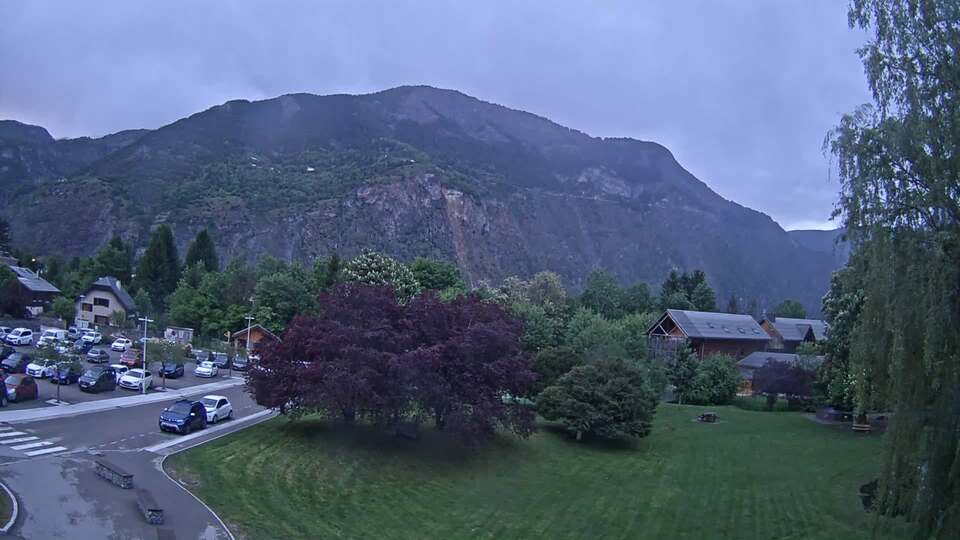 <h2>Webcam au niveau de la mairie du village du Bourg d'Oisans, aux pieds de l'Alpe d'Huez et aux portes du parc des Écrins</h2>