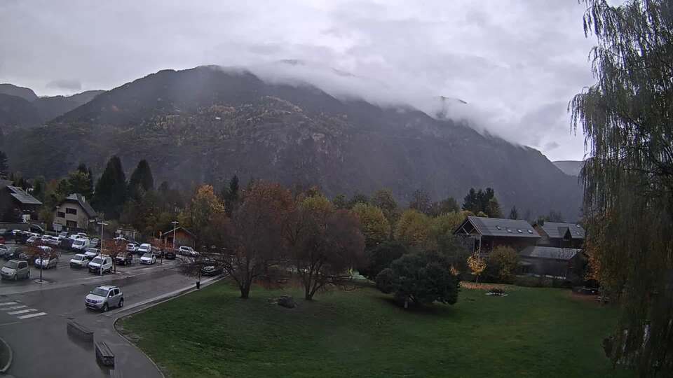 <h2>Webcam au niveau de la mairie du village du Bourg d'Oisans, aux pieds de l'Alpe d'Huez et aux portes du parc des Écrins</h2>