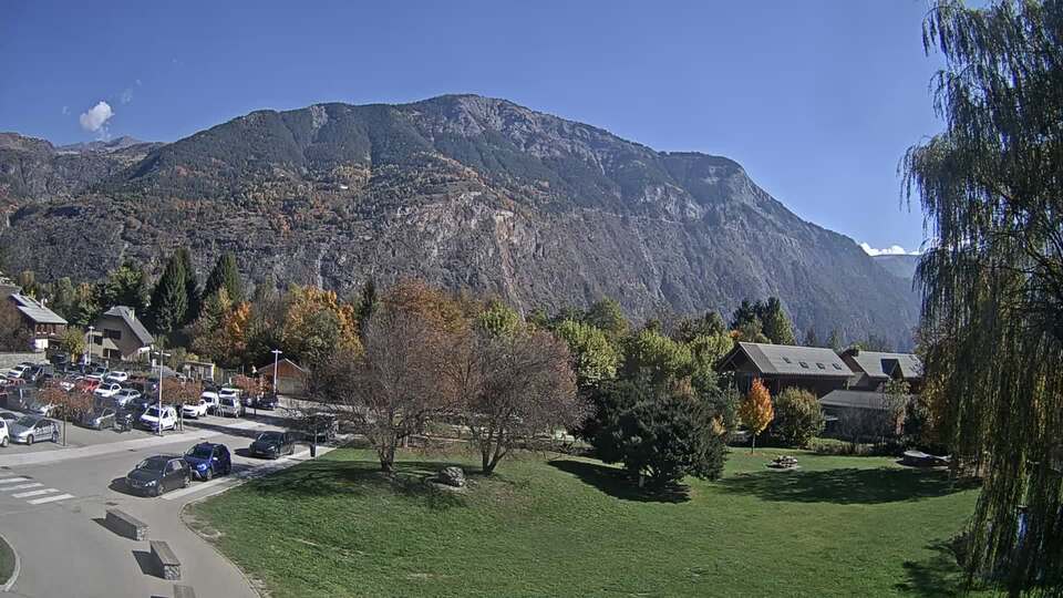 <h2>Webcam au niveau de la mairie du village du Bourg d'Oisans, aux pieds de l'Alpe d'Huez et aux portes du parc des Écrins</h2>