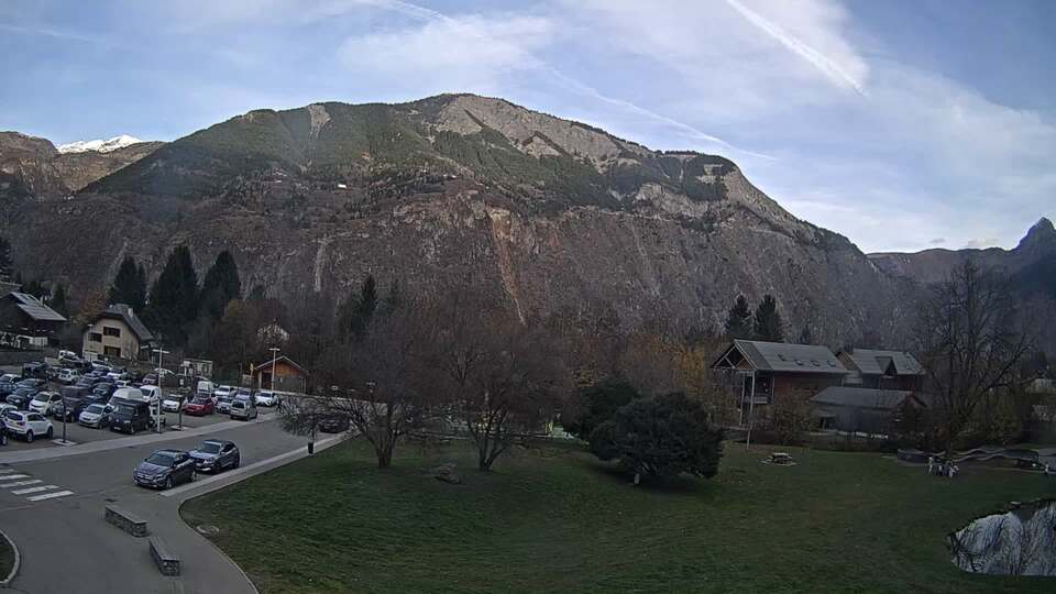 <h2>Webcam au niveau de la mairie du village du Bourg d'Oisans, aux pieds de l'Alpe d'Huez et aux portes du parc des Écrins</h2>
