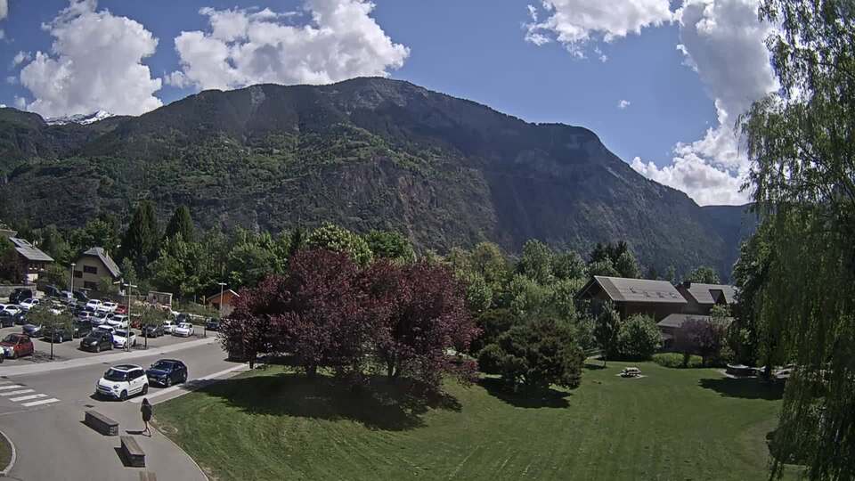 <h2>Webcam au niveau de la mairie du village du Bourg d'Oisans, aux pieds de l'Alpe d'Huez et aux portes du parc des Écrins</h2>