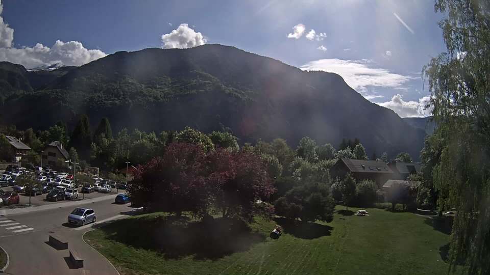 <h2>Webcam au niveau de la mairie du village du Bourg d'Oisans, aux pieds de l'Alpe d'Huez et aux portes du parc des Écrins</h2>