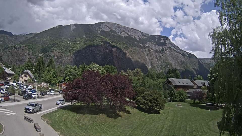 <h2>Webcam au niveau de la mairie du village du Bourg d'Oisans, aux pieds de l'Alpe d'Huez et aux portes du parc des Écrins</h2>