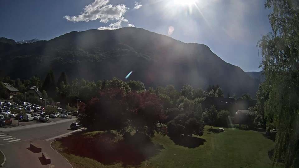 <h2>Webcam au niveau de la mairie du village du Bourg d'Oisans, aux pieds de l'Alpe d'Huez et aux portes du parc des Écrins</h2>