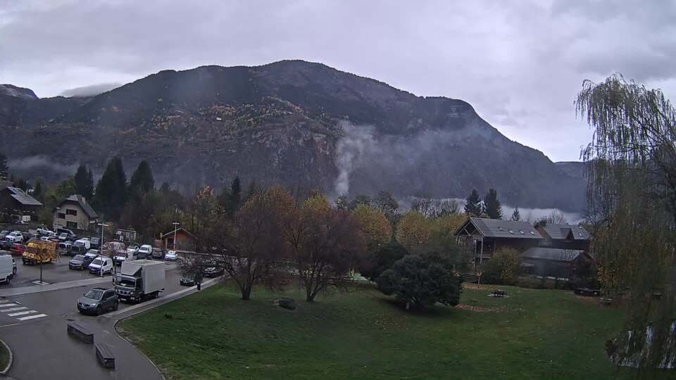 <h2>Webcam au niveau de la mairie du village du Bourg d'Oisans, aux pieds de l'Alpe d'Huez et aux portes du parc des Écrins</h2>