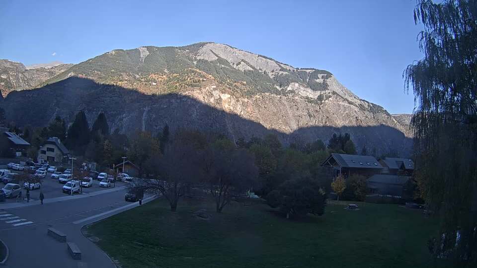 <h2>Webcam au niveau de la mairie du village du Bourg d'Oisans, aux pieds de l'Alpe d'Huez et aux portes du parc des Écrins</h2>