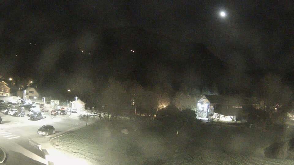 <h2>Webcam au niveau de la mairie du village du Bourg d'Oisans, aux pieds de l'Alpe d'Huez et aux portes du parc des Écrins</h2>
