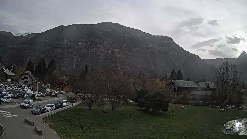 <h2>Webcam au niveau de la mairie du village du Bourg d'Oisans, aux pieds de l'Alpe d'Huez et aux portes du parc des Écrins</h2>