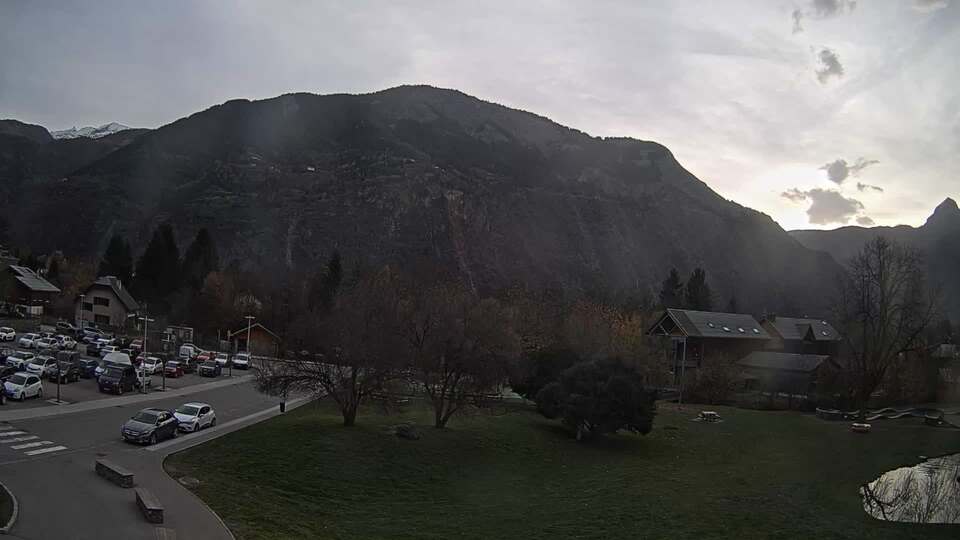<h2>Webcam au niveau de la mairie du village du Bourg d'Oisans, aux pieds de l'Alpe d'Huez et aux portes du parc des Écrins</h2>
