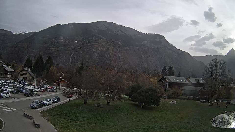 <h2>Webcam au niveau de la mairie du village du Bourg d'Oisans, aux pieds de l'Alpe d'Huez et aux portes du parc des Écrins</h2>