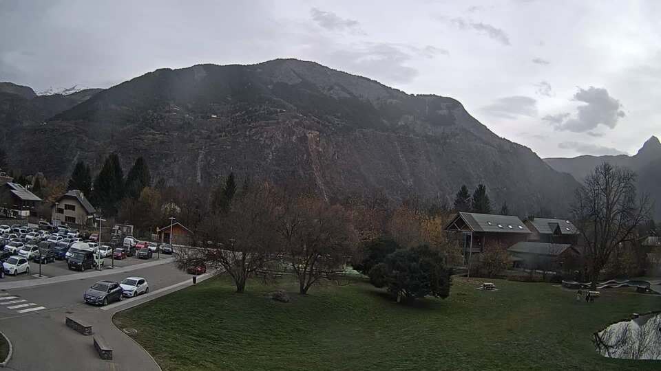 <h2>Webcam au niveau de la mairie du village du Bourg d'Oisans, aux pieds de l'Alpe d'Huez et aux portes du parc des Écrins</h2>