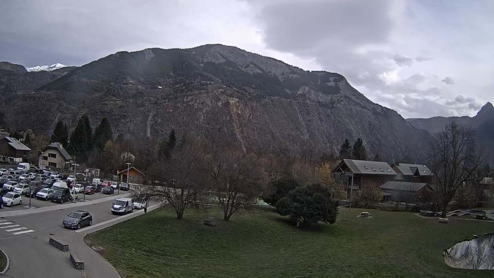 <h2>Webcam au niveau de la mairie du village du Bourg d'Oisans, aux pieds de l'Alpe d'Huez et aux portes du parc des Écrins</h2>